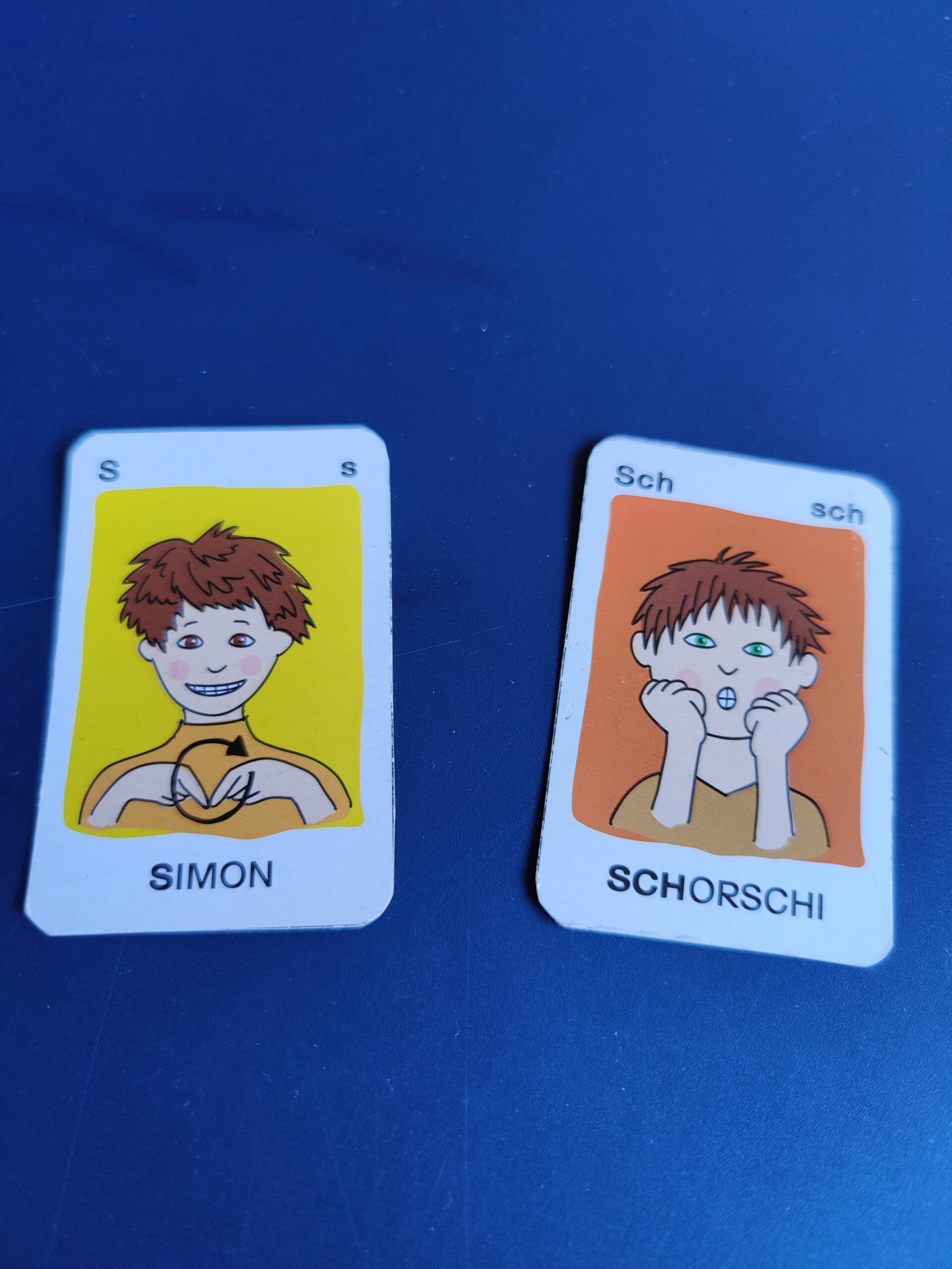 Zwei Karten Zeichnungen von Simon und Schorsch mit Schriftzug unter jedem Bild